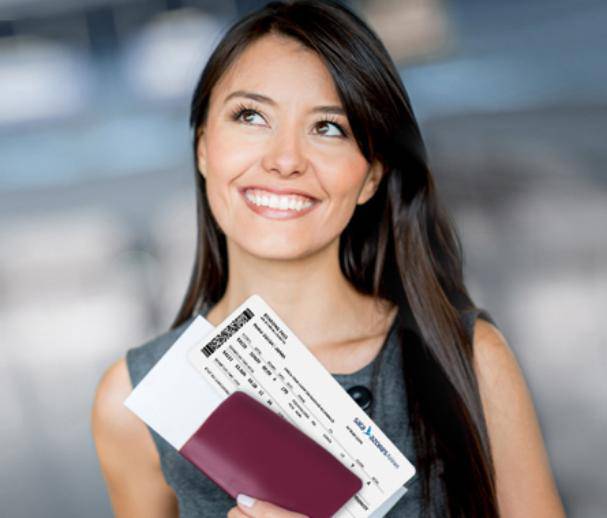 joven feliz con billetes de embarque Sata Azores Airlines