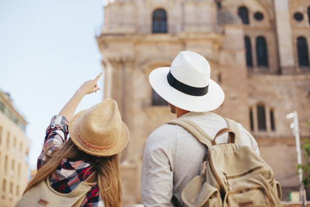 jovenes turistas descubriendo ciudad 23 2147643246