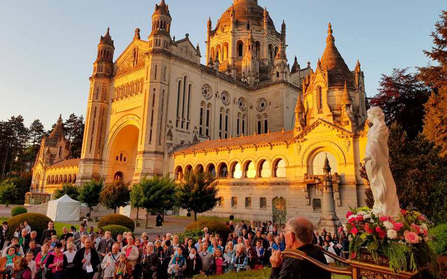 lisieux Proseción en la Basílica Sanctuaire de Lisieuxr