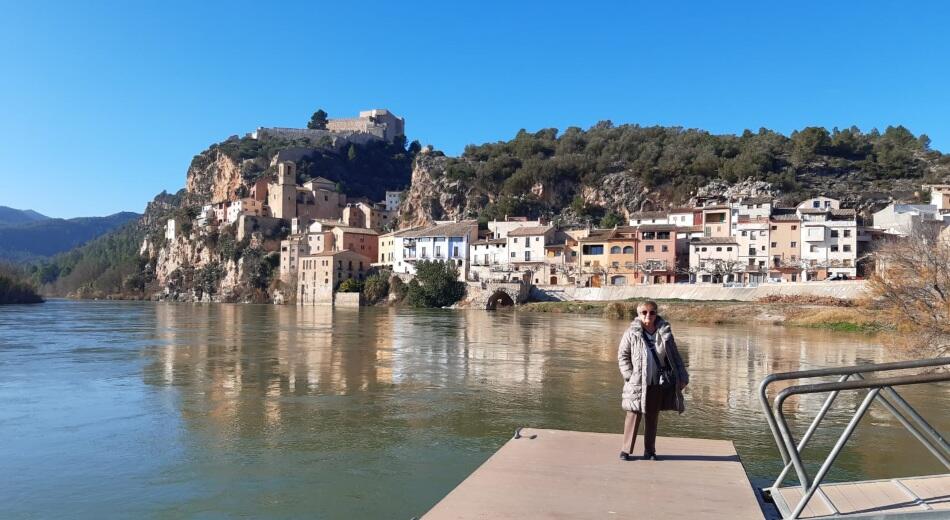 Bonito pueblo de  Miravet bañado por el río Ebro