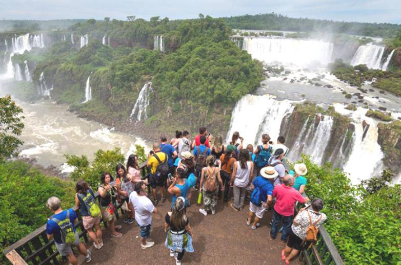 movimiento del turismo hacia el atractivo de los recursos naturales presente en las Cataratas de Igu