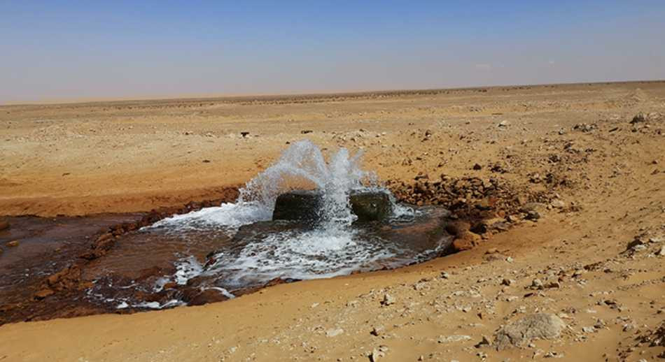 Pozo de agua natural en el desierto Tines