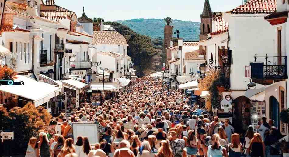 Pueblo saturado de turistas