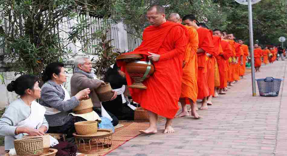 ritual de limosna Tak Bat