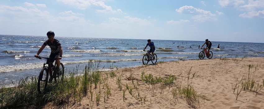 ruta ciclismo bordeando el mar