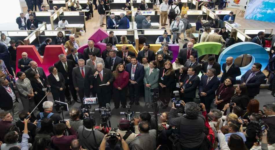 Stand de México con autoridades