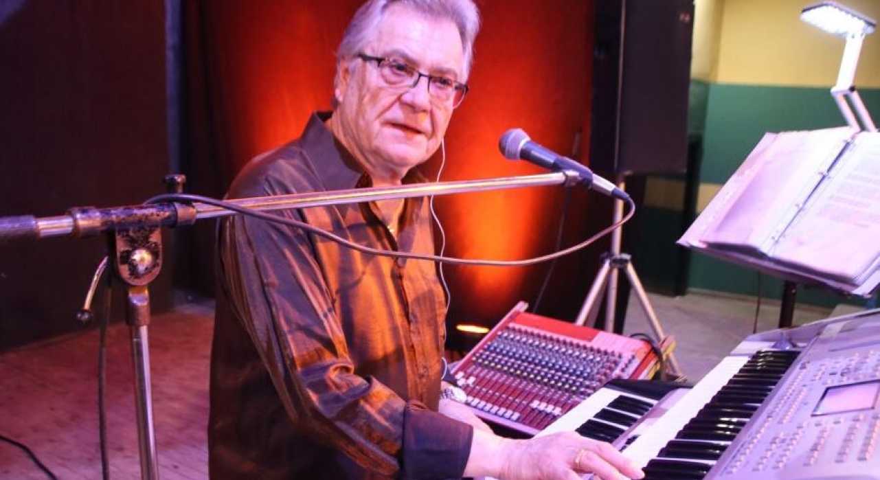 Joan Carbonell, el trovador incansable: 77 años, mil canciones y  un artista de éxito
