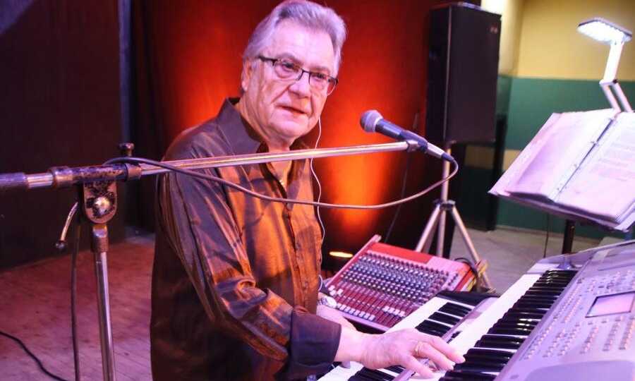 Joan Carbonell, el trovador incansable: 77 años, mil canciones y un mundo recorrido