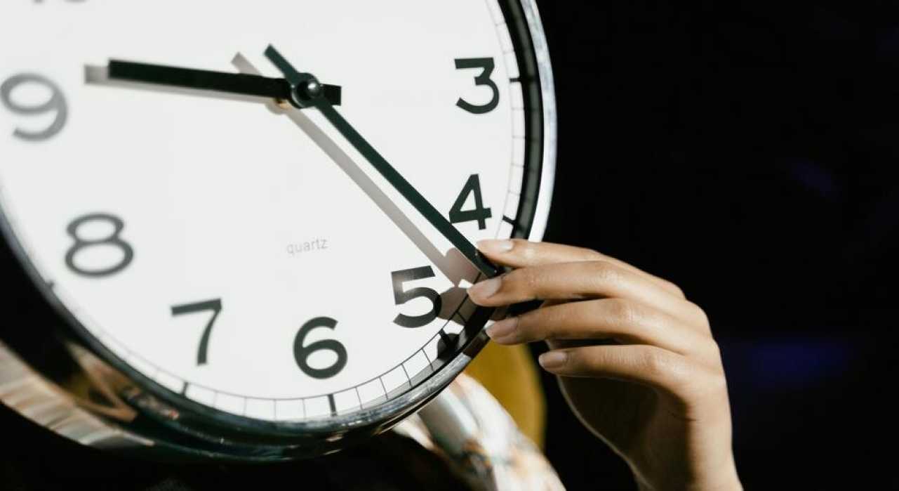 Cómo ajustar tus hábitos para gastar menos ante el cambio de horario