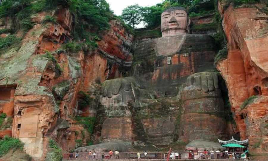 Cuando la piedra aprendió a respirar: el Gran Buda de Leshan frente al paso de trece siglos