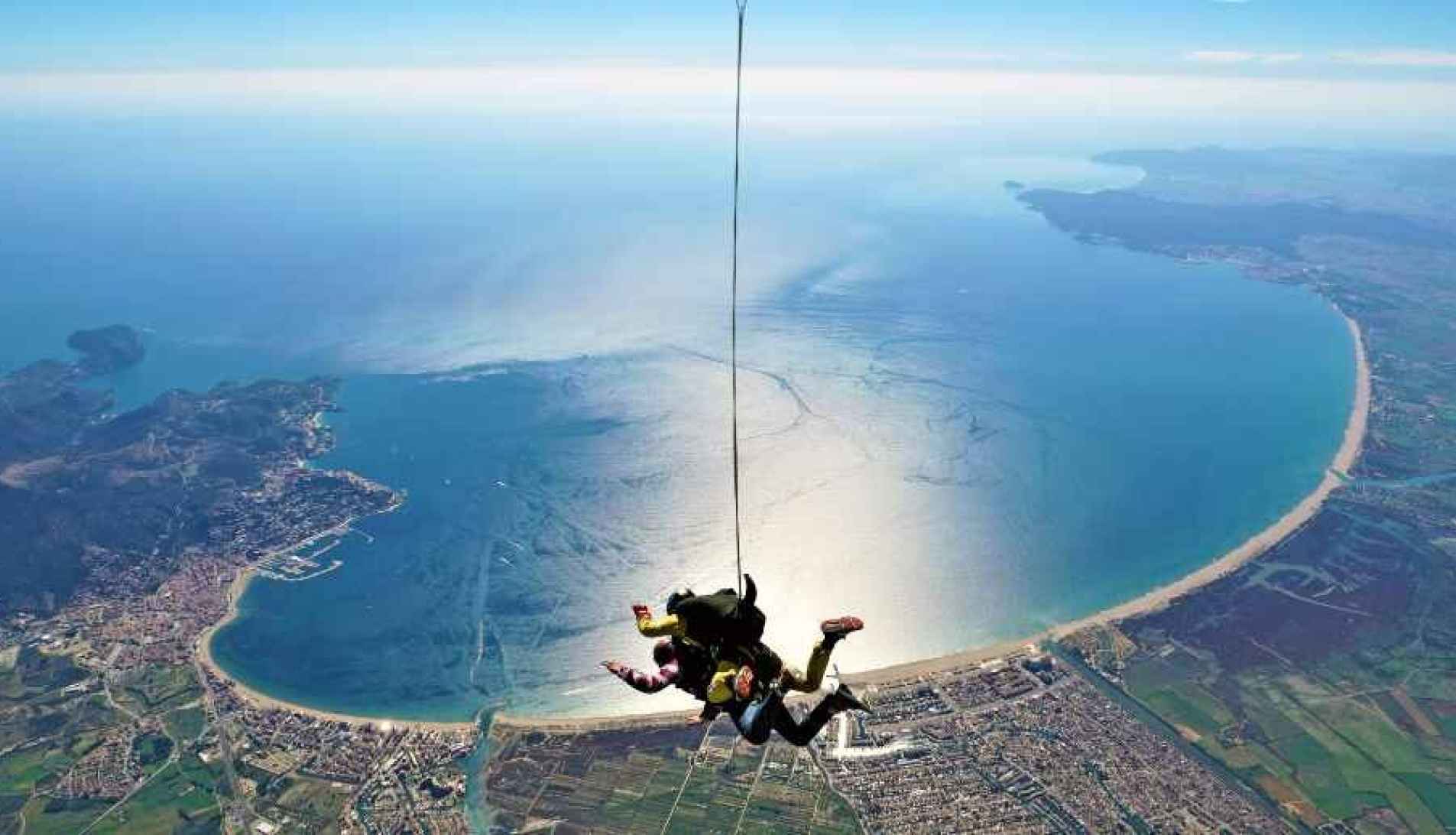 Estos son los mejores lugares de España para tirarse en paracaídas