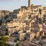 Matera: la ciudad italiana excavada en la roca que pasó de la pobreza extrema a convertirse en uno de los destinos más fascinantes de Europa