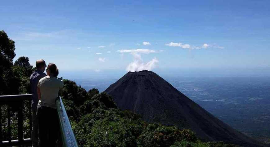 Centroamérica, más de 100 volcanes y 1500 km para explorar una 