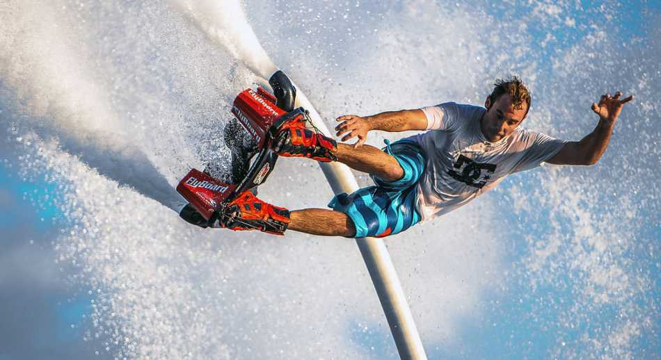 Lo más nuevo en aventuras sobre el agua, el flyboard